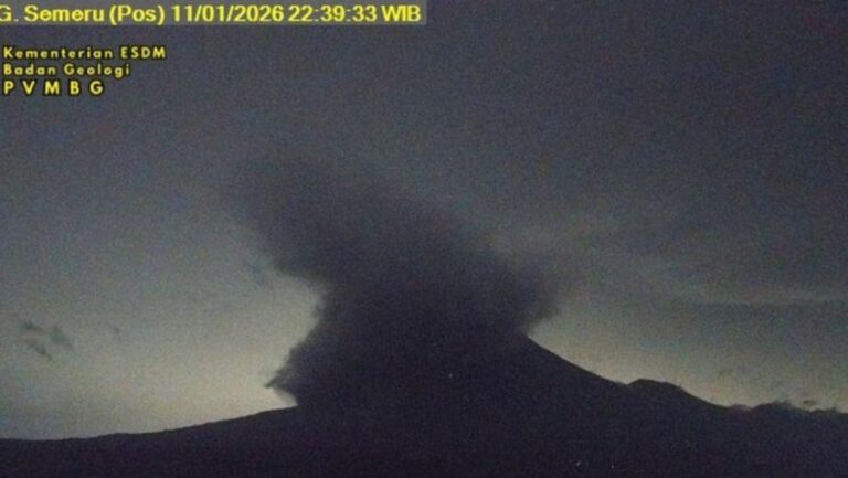 Gunung Semeru Kembali Luncurkan Awan Panas Sejauh 5 Kilometer pada Malam Hari