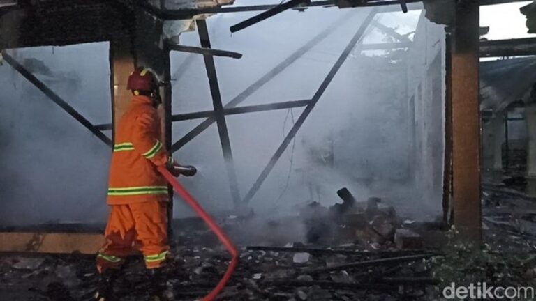 Diduga Dipicu Masalah Asmara, Pria di Tulungagung Bakar Rumah Kekasih Lalu Menyerahkan Diri