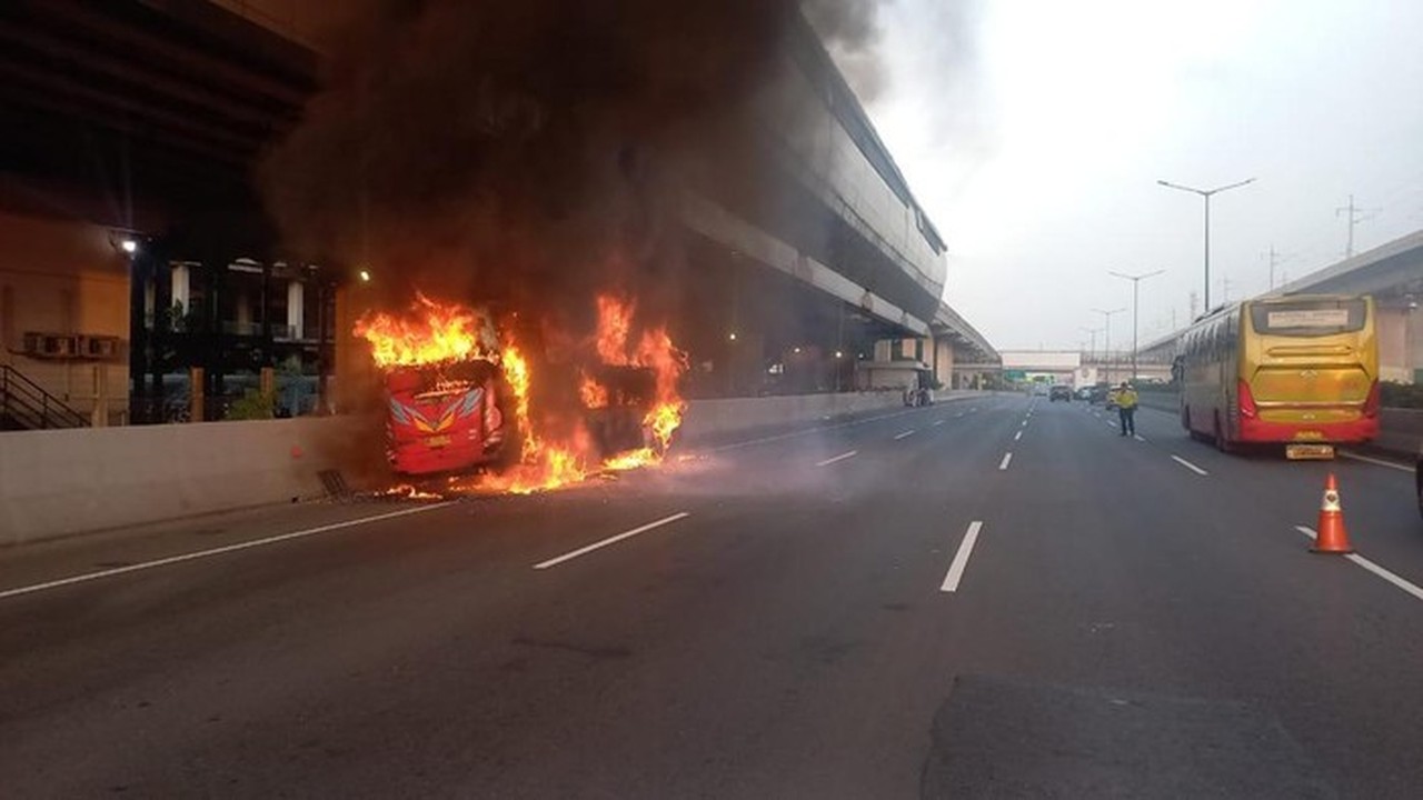 Bus Peziarah Tujuan Lampung Hangus Terbakar di Tol Cikampek Akibat Korsleting Sound System