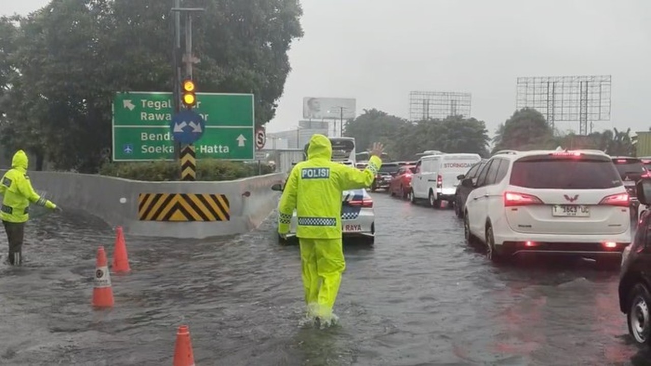 Genangan Air 40 Cm di Rawa Bokor Lumpuhkan Lalu Lintas Tol Cengkareng Genangan Air 40 Cm di Rawa Bokor Lumpuhkan Lalu Lintas Tol Cengkareng