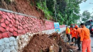 Longsor di Jalan Mayor Oking Bogor Akibat Hujan Deras, Arus Kendaraan Sempat Terganggu