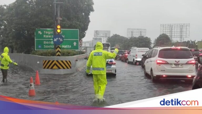 Tol Sedyatmo Terendam Banjir Akibat Hujan Deras, Ketinggian Air Capai 60 Cm