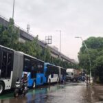 Jalan Yos Sudarso Macet Parah Akibat Genangan, Pengendara Terobos Trotoar