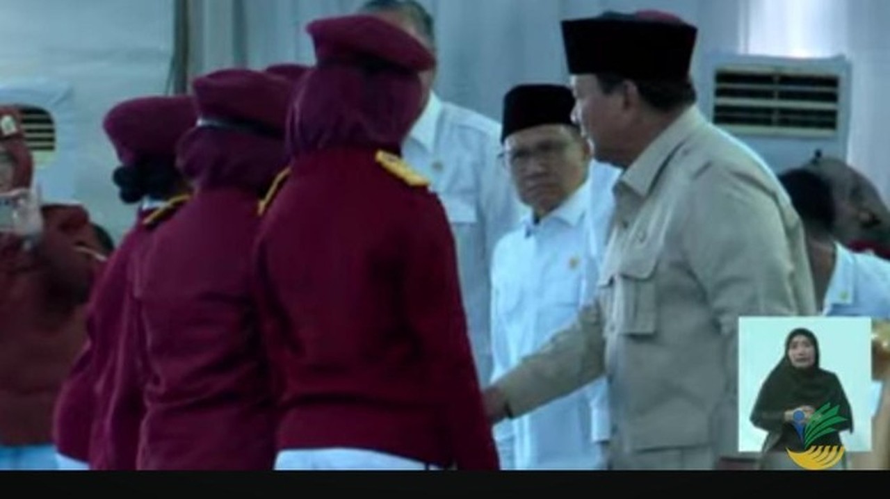 4 Siswa Sekolah Rakyat Beri Novel Karya Sendiri Langsung ke Presiden Prabowo