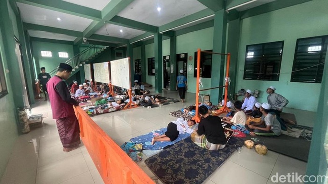 Para Santri Korban Keracunan Dirawat Di Asrama Ponpes Mahad An Nur (foto: Enggran Eko Budianto/detikjatim)