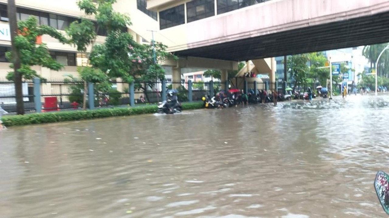 Banjir Setinggi Betis Rendam Jalan Mangga Dua Raya, Lalu Lintas Lumpuh Total
