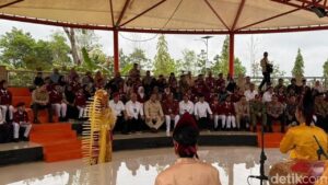 Prabowo Subianto Hadiri Peresmian 166 Sekolah Rakyat, Tonton Musik Tradisional Bersama Siswa