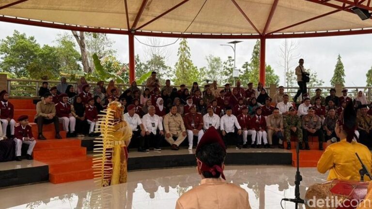 Prabowo Subianto Hadiri Peresmian 166 Sekolah Rakyat, Tonton Musik Tradisional Bersama Siswa