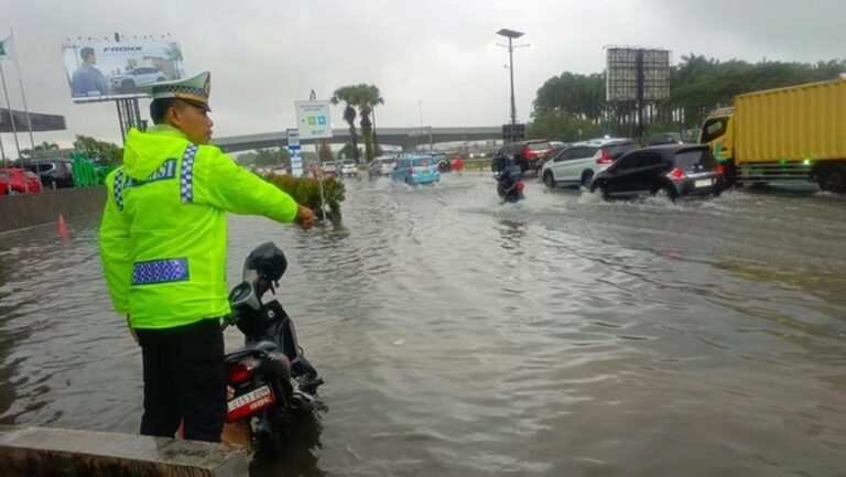 Banjir 20-30 Cm di Tol Sedyatmo, Akses Bandara Soekarno-Hatta Lumpuh Siang Ini