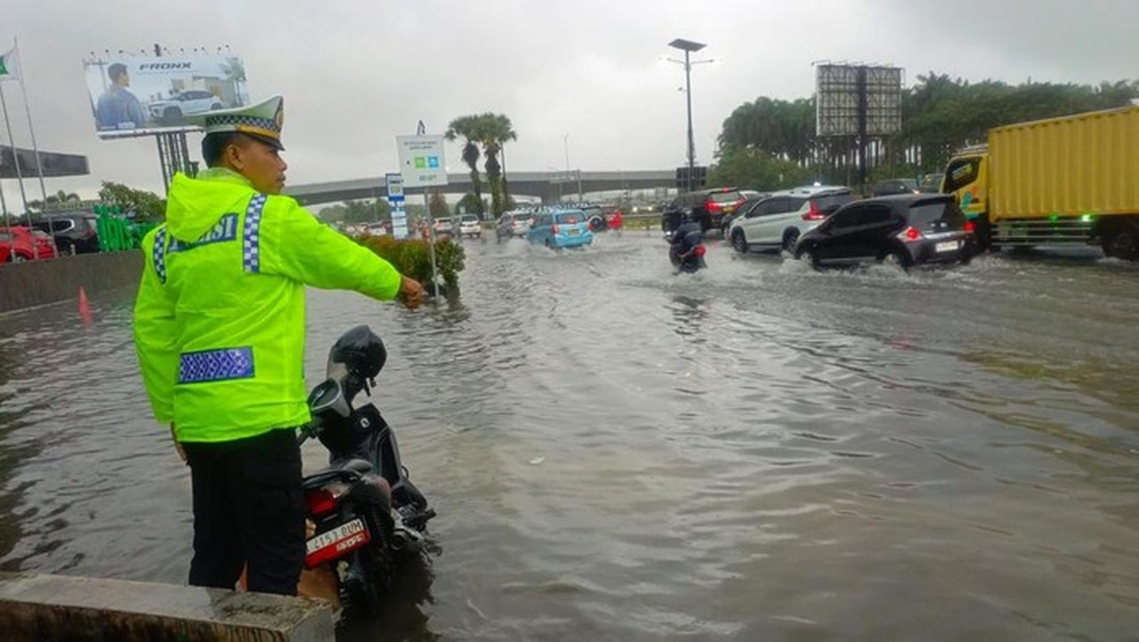Banjir 20-30 Cm di Tol Sedyatmo, Akses Bandara Soekarno-Hatta Lumpuh Siang Ini Banjir 20-30 Cm di Tol Sedyatmo, Akses Bandara Soekarno-Hatta Lumpuh Siang Ini