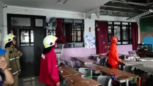 Plafon SDN 05 Pademangan Timur Roboh Akibat Hujan Deras Saat Siswa Santap MBG