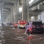 Genangan Air di Kelapa Gading Lumpuhkan Lalu Lintas, Motor Mogok Terjebak Banjir