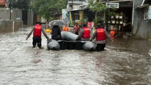 Banjir 70 Cm Rendam Aspol Pondok Karya, Polda Metro Jaya Kerahkan Tim Evakuasi