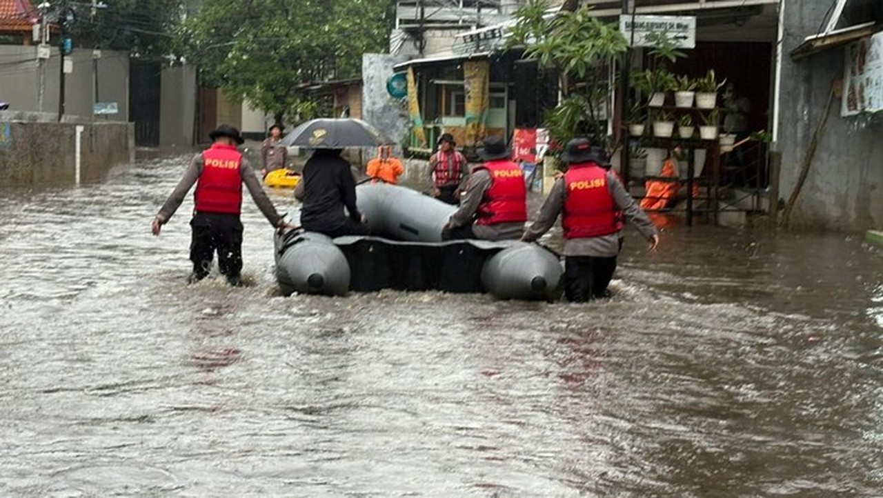 Banjir 70 Cm Rendam Aspol Pondok Karya, Polda Metro Jaya Kerahkan Tim Evakuasi Banjir 70 Cm Rendam Aspol Pondok Karya, Polda Metro Jaya Kerahkan Tim Evakuasi
