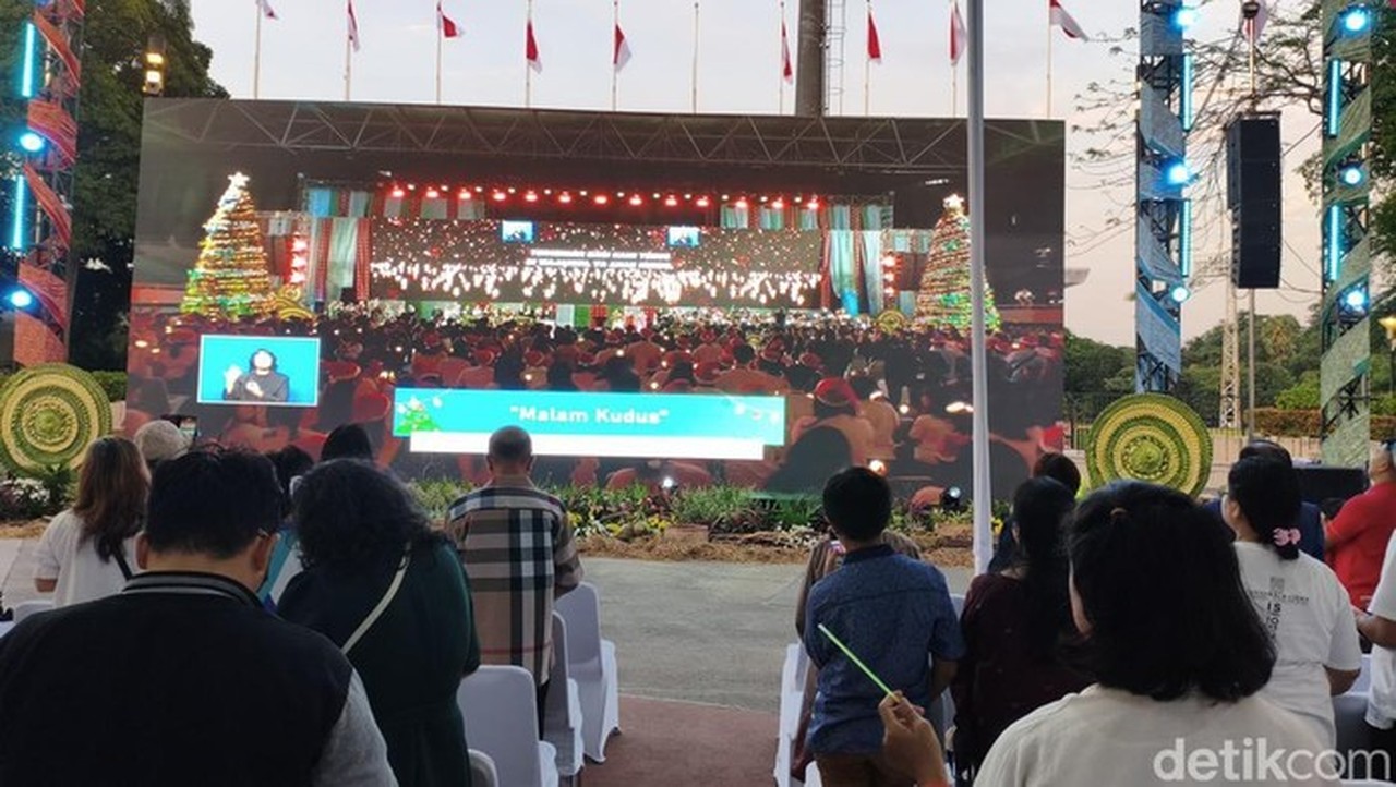 Ribuan Jemaat Rayakan Natal Nasional 2025 di Tenda Luar Tenis Indoor GBK Ribuan Jemaat Rayakan Natal Nasional 2025 di Tenda Luar Tenis Indoor GBK