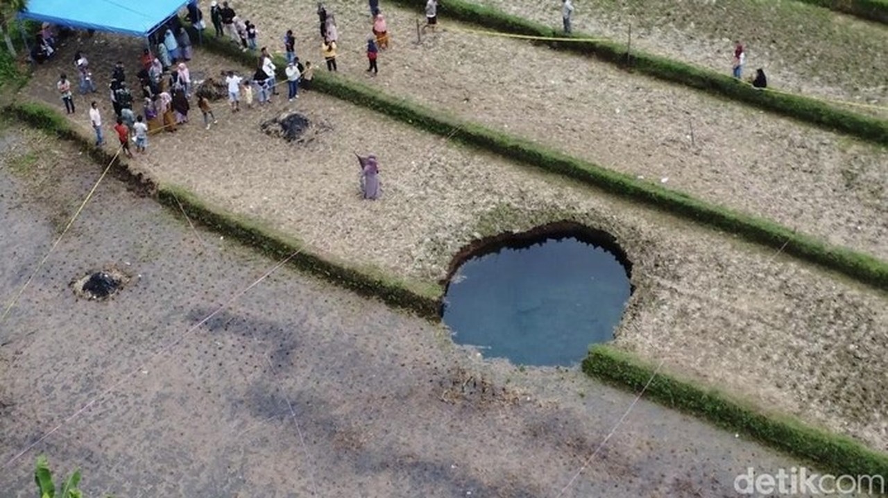 Wagub Sumbar Peringatkan Warga: Air Sinkhole Limapuluh Kota Mengandung Bakteri E-coli, Jangan Diminum!