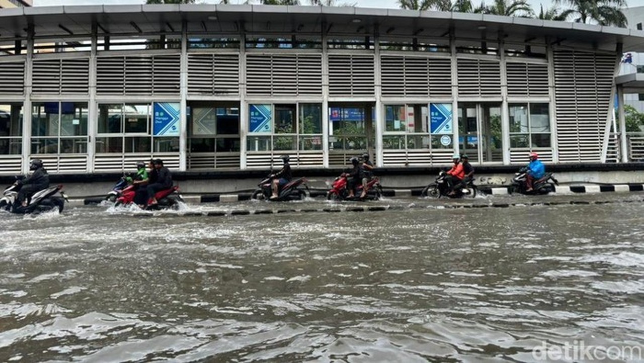 Banjir Masih Rendam Jalan Mangga Dua Raya, Pemotor Nekat Lewati Jalur TransJakarta