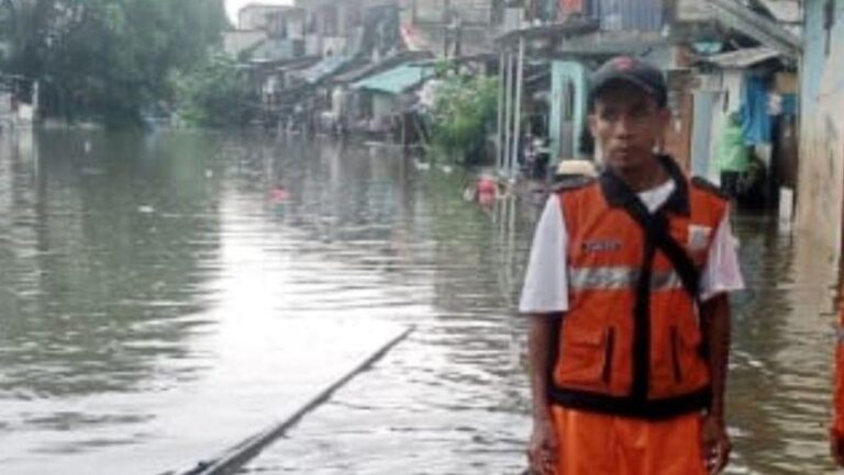 Banjir Luapan Kali Item Rendam Ratusan Rumah di Pademangan Timur, Warga Mengungsi