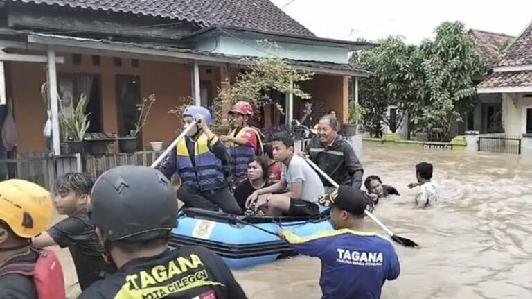 Tanggul Jebol, Banjir Rendam Tiga Kecamatan di Cilegon, Ratusan Warga Mengungsi Tanggul Jebol, Banjir Rendam Tiga Kecamatan di Cilegon, Ratusan Warga Mengungsi