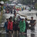 Banjir 60 Cm Lumpuhkan Jalan Gunung Sahari, Arus Lalu Lintas Dialihkan Total