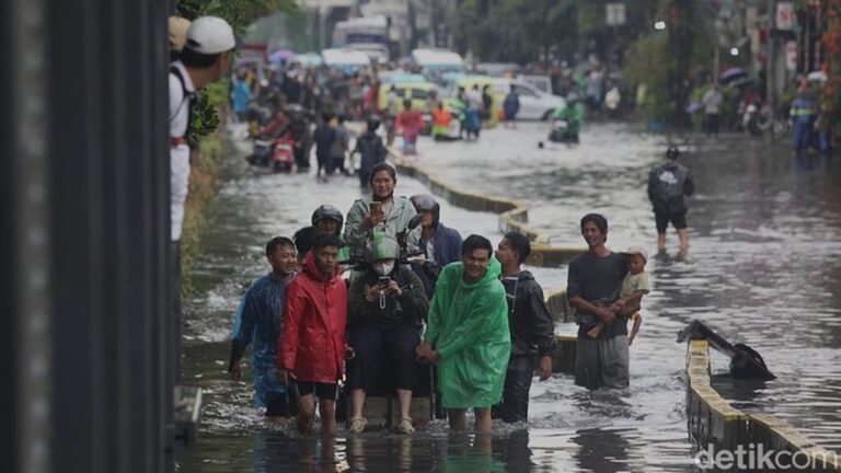 Banjir 60 Cm Lumpuhkan Jalan Gunung Sahari, Arus Lalu Lintas Dialihkan Total Banjir 60 Cm Lumpuhkan Jalan Gunung Sahari, Arus Lalu Lintas Dialihkan Total