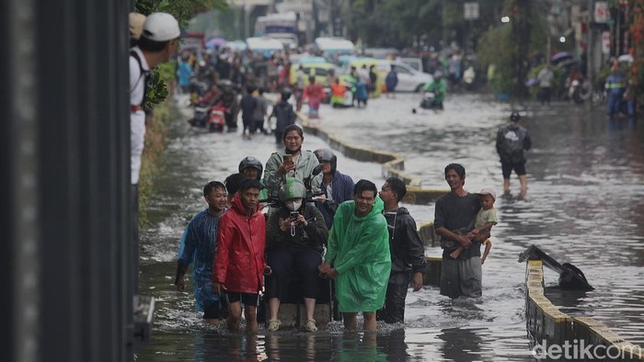 Banjir 60 Cm Lumpuhkan Jalan Gunung Sahari, Arus Lalu Lintas Dialihkan Total