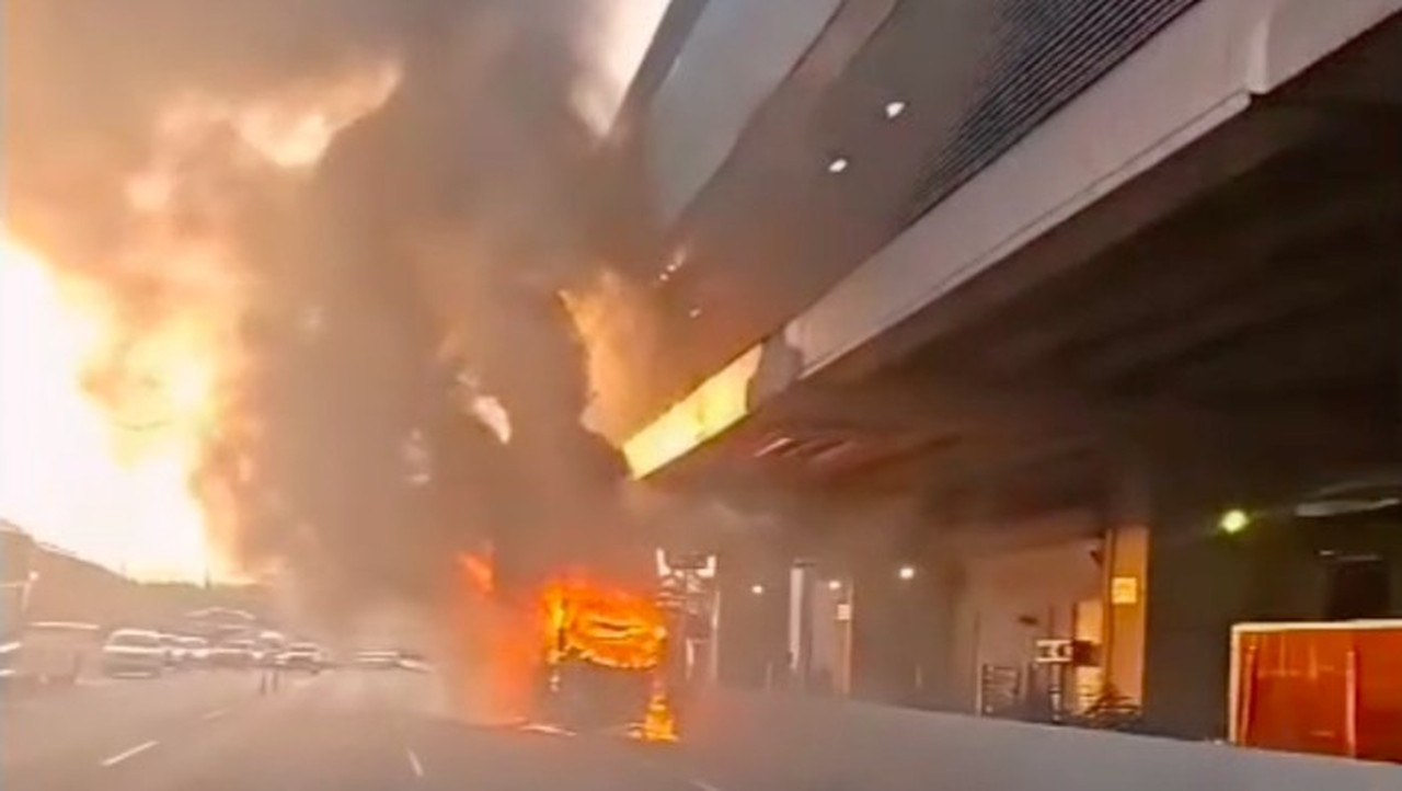 Bus Terbakar di Tol Japek Dekat Stasiun LRT Jatibening, Alarm Sempat Berbunyi Bus Terbakar di Tol Japek Dekat Stasiun LRT Jatibening, Alarm Sempat Berbunyi