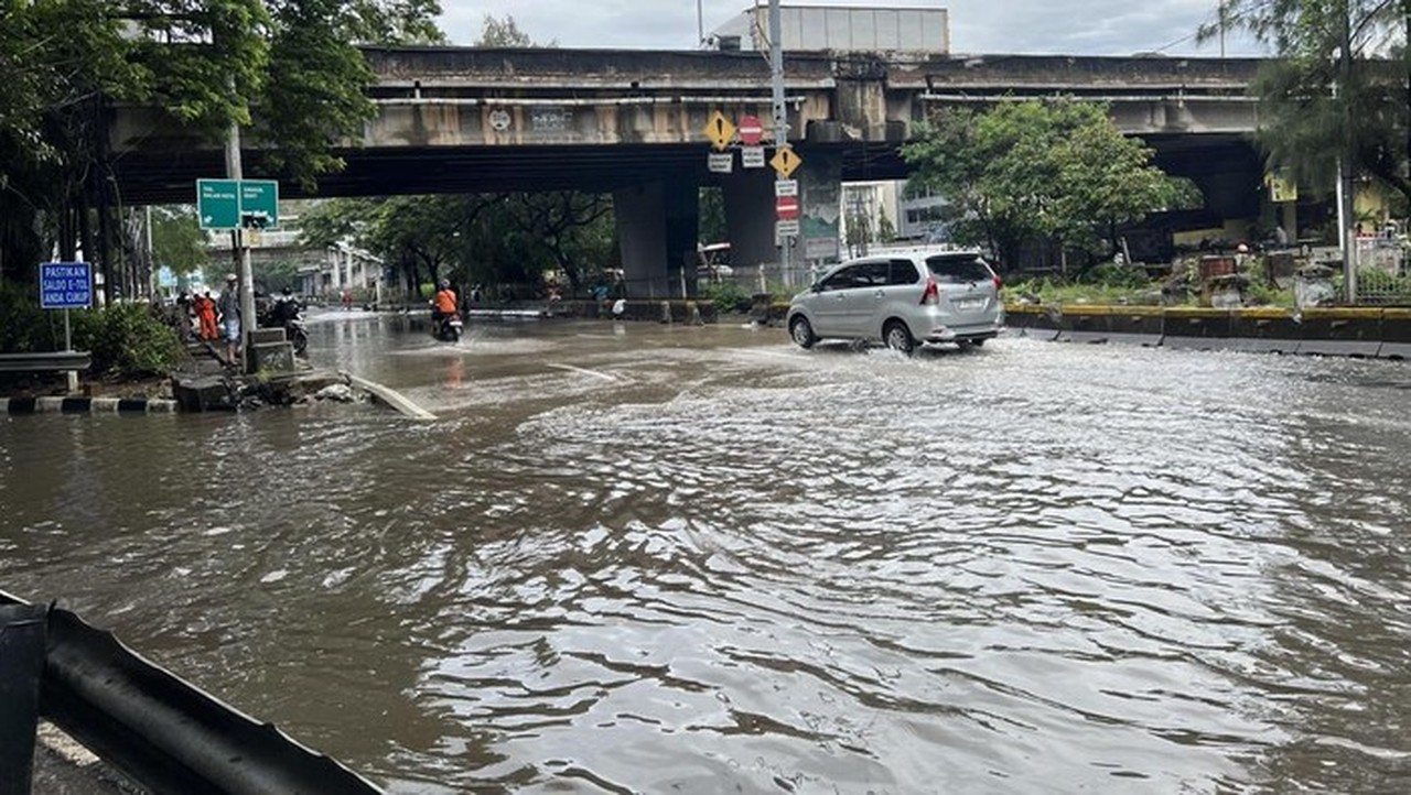 Banjir Jembatan Tiga Jakarta Utara Surut, Kendaraan Kembali Melintas