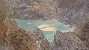 Gemuruh di Danau Kelimutu NTT: Badan Geologi Ungkap Penyebab Longsor Tebing Kawah II