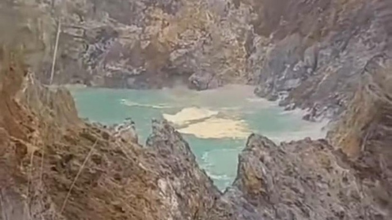 Gemuruh di Danau Kelimutu NTT: Badan Geologi Ungkap Penyebab Longsor Tebing Kawah II Gemuruh di Danau Kelimutu NTT: Badan Geologi Ungkap Penyebab Longsor Tebing Kawah II