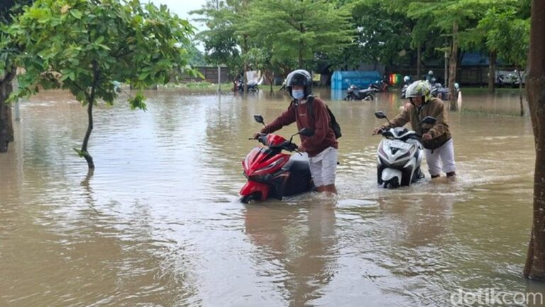 RSUD Kota Serang Terendam Banjir, Kendaraan di Parkiran Ikut Tergenang Air RSUD Kota Serang Terendam Banjir, Kendaraan di Parkiran Ikut Tergenang Air