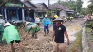 Jalan Rusak 30 Tahun di Pandeglang Diperbaiki Swadaya oleh Warga