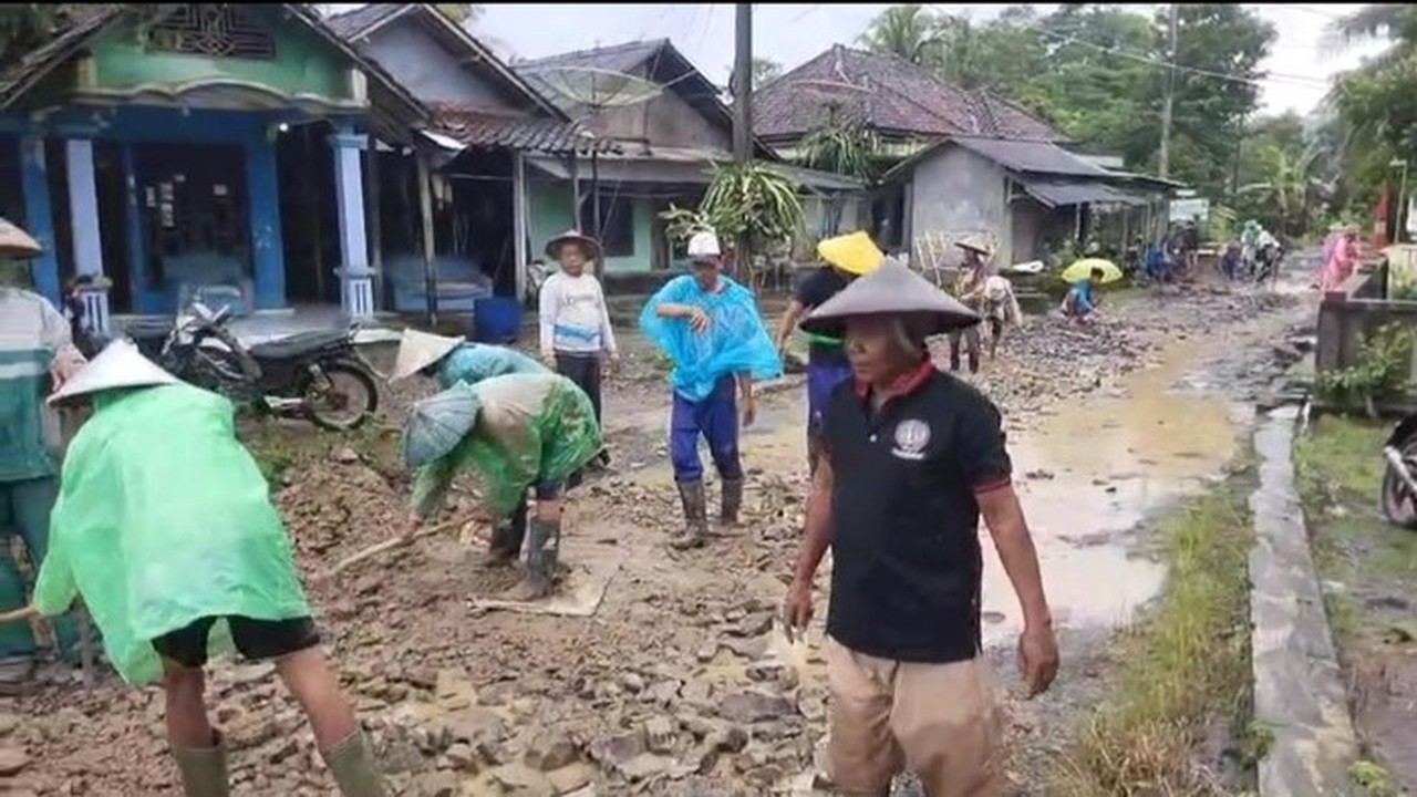 Jalan Rusak 30 Tahun di Pandeglang Diperbaiki Swadaya oleh Warga Jalan Rusak 30 Tahun di Pandeglang Diperbaiki Swadaya oleh Warga
