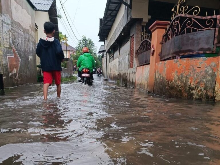 Tiga Perumahan di Bekasi Terendam Banjir Akibat Hujan Deras, Air Capai 30 Cm Tiga Perumahan di Bekasi Terendam Banjir Akibat Hujan Deras, Air Capai 30 Cm