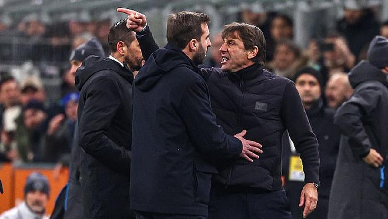 Antonio Conte Diusir Wasit, Napoli Imbang 2-2 dengan Inter Milan di Giuseppe Meazza Antonio Conte Diusir Wasit, Napoli Imbang 2-2 dengan Inter Milan di Giuseppe Meazza