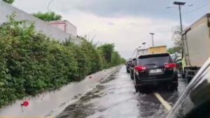 Tol Sedyatmo Arah Bandara Soetta Masih Tergenang, Lalin Padat Merayap
