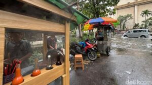 Pedagang Mi Ayam di Mangga Dua Tetap Berjualan Meski Terendam Banjir Setinggi Dengkul