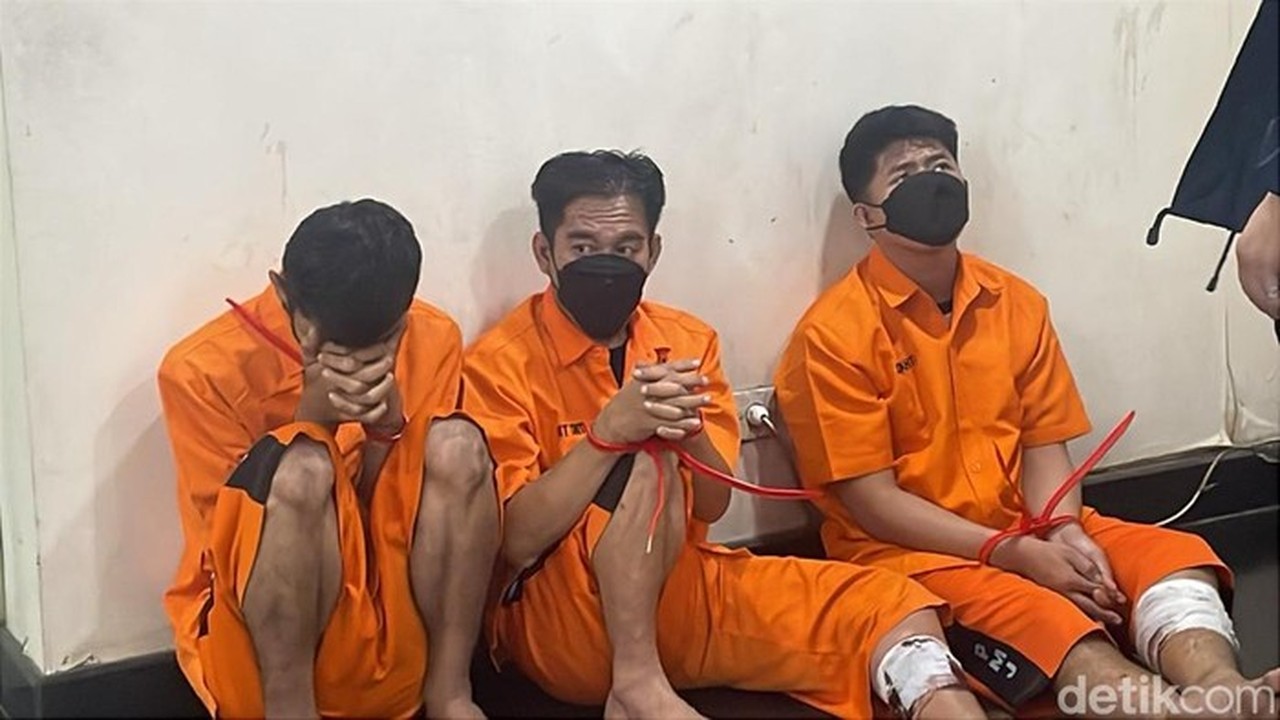 Dua Perampok Motor Bersenpi di Jakbar Ditembak Kakinya karena Melawan Saat Dibekuk Dua Perampok Motor Bersenpi di Jakbar Ditembak Kakinya karena Melawan Saat Dibekuk