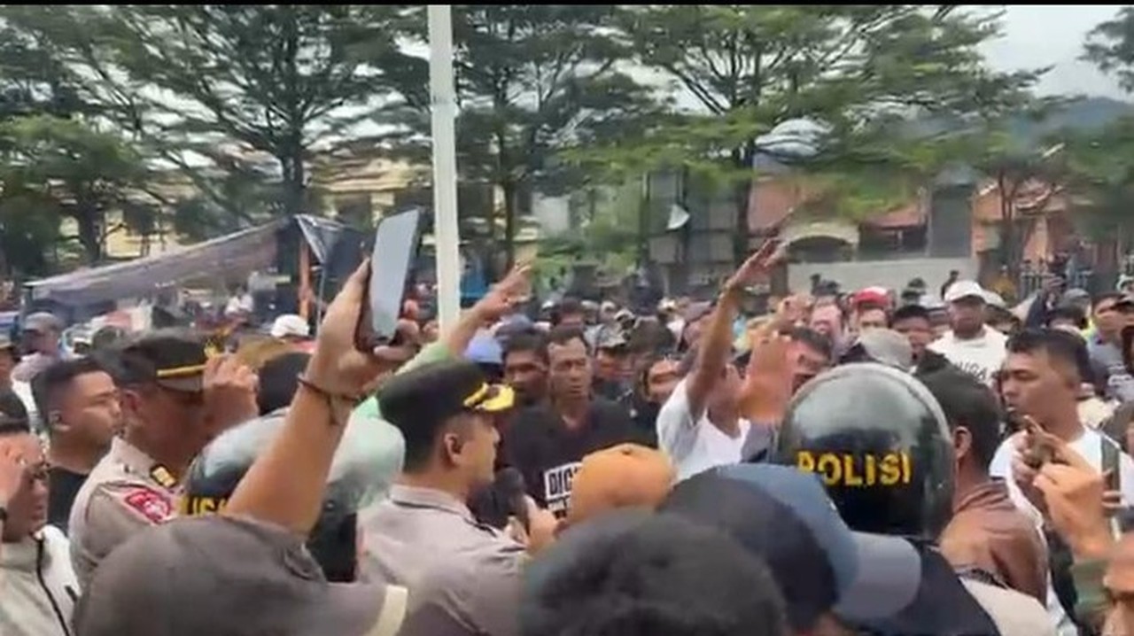 Akbp Wikha Ardilestanto Meredam Kericuhan Demo Di Cigudeg Bogor. (rizky Adha/detikcom)