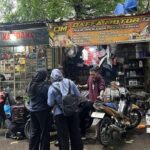 Banjir Jakarta Utara: Bengkel Motor Rian Raup Untung di Tengah Genangan Air