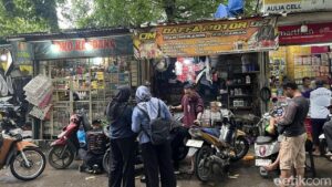 Banjir Jakarta Utara: Bengkel Motor Rian Raup Untung di Tengah Genangan Air
