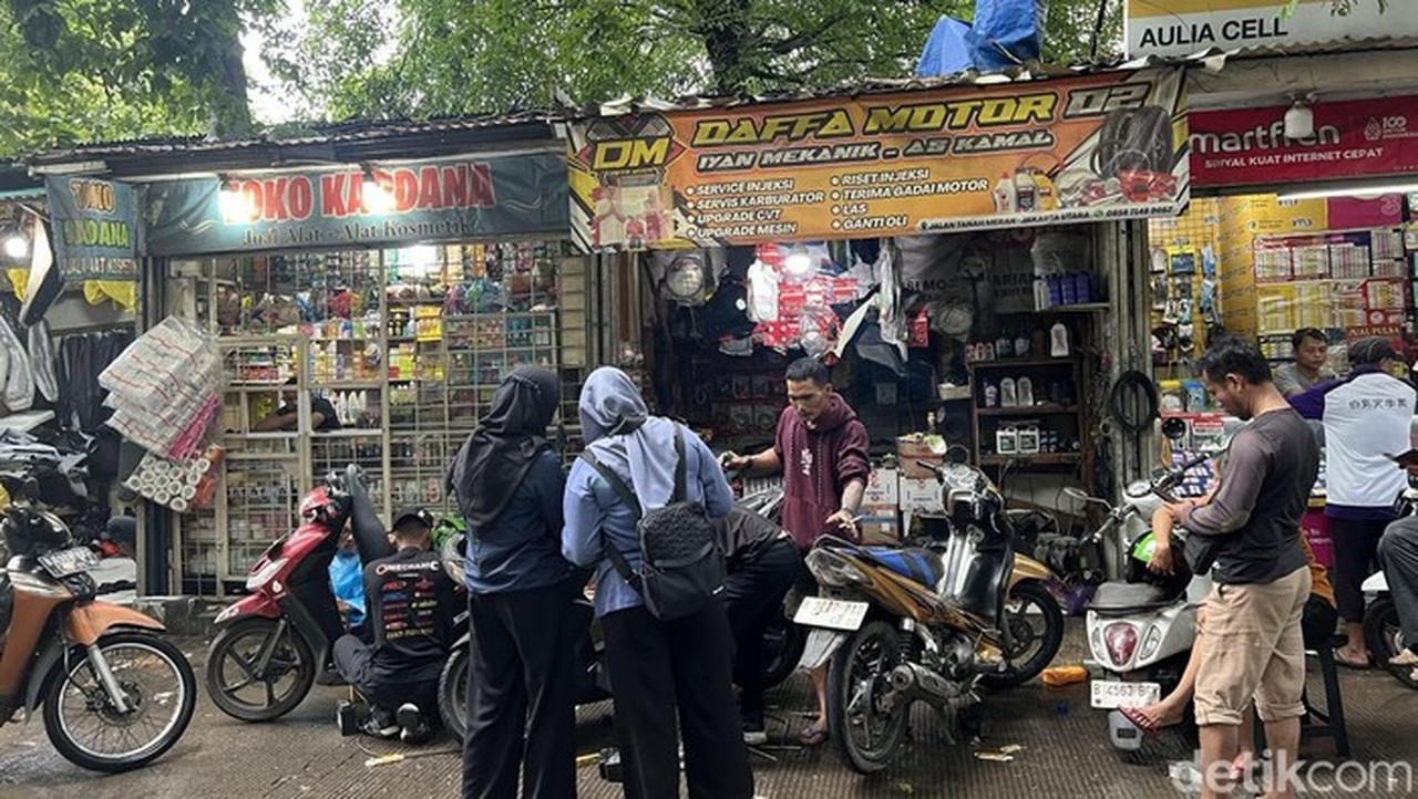 Banjir Jakarta Utara: Bengkel Motor Rian Raup Untung di Tengah Genangan Air