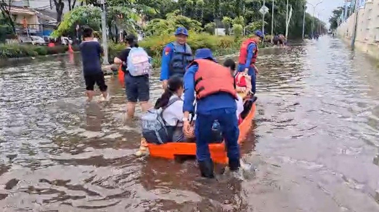 Antisipasi Banjir Kiriman, Ditpolairud Polda Metro Jaya Patroli Intensif di Pluit Jakarta Utara Antisipasi Banjir Kiriman, Ditpolairud Polda Metro Jaya Patroli Intensif di Pluit Jakarta Utara