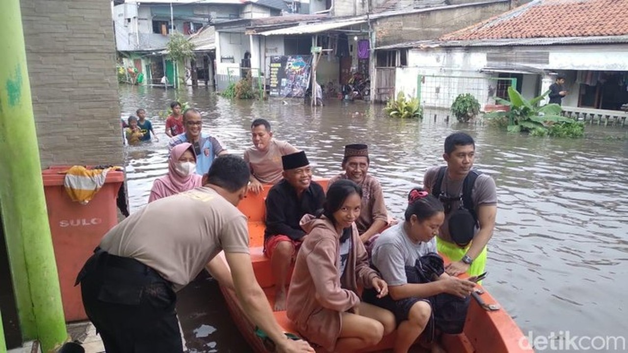 Banjir Pegangsaan Dua Jakarta Utara Meluas, 166 Warga Mengungsi ke Posko Terdekat Banjir Pegangsaan Dua Jakarta Utara Meluas, 166 Warga Mengungsi ke Posko Terdekat