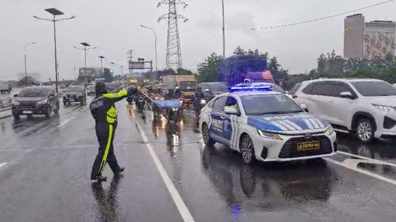 Banjir Jabodetabek: Motor Diizinkan Melintas di Tol Sunter dan Jembatan Tiga