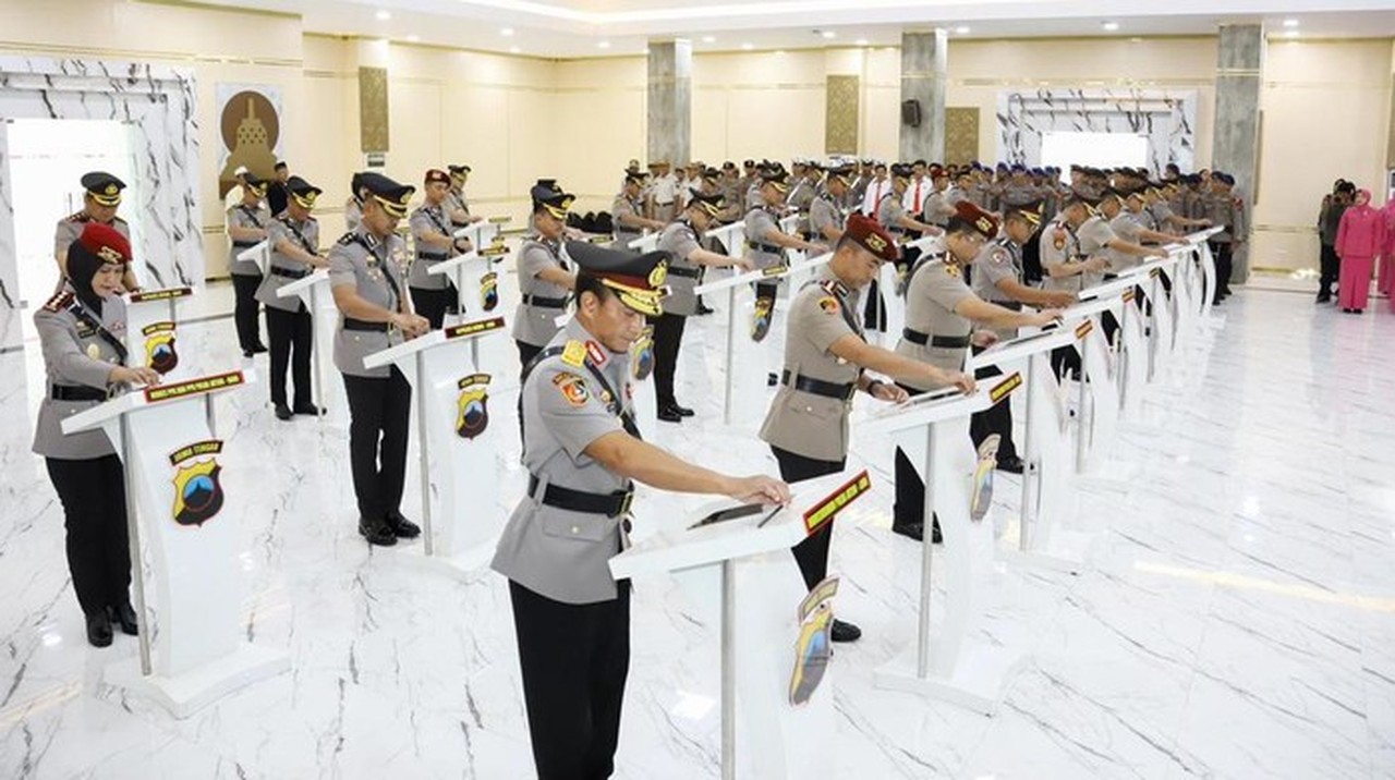 13 Kapolres di Jawa Tengah Dimutasi, Kapolda Tekankan Pentingnya Adaptasi dan Sinergi 13 Kapolres di Jawa Tengah Dimutasi, Kapolda Tekankan Pentingnya Adaptasi dan Sinergi