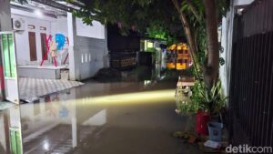 Tanggul Jebol dan Kali Meluap, Perum Persada Kota Serang Terendam Banjir