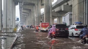 Banjir Jakarta Utara Akibat Hujan Ekstrem 192 Mm, Pemkot Siagakan Pompa