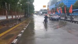 Banjir 40 Cm di Gunung Sahari, Mobil Masih Bisa Melintas Meski Motor Terkendala