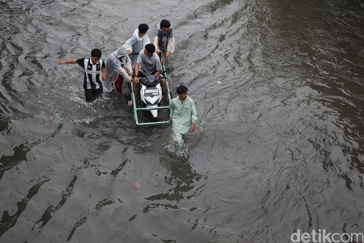 Penyebab Hujan Deras Jabodetabek: BMKG Ungkap Kombinasi Dinamika Atmosfer